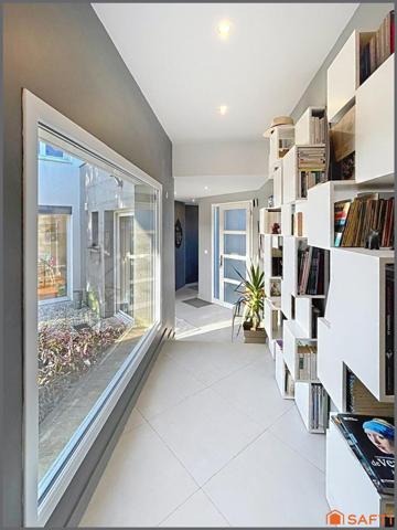 Magnifique maison rénovée et agrandie avec gout, 5 chambres, 3 sdb, terrasse, piscine et jardin clos.