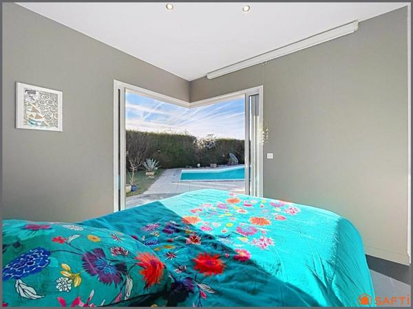 Magnifique maison rénovée et agrandie avec gout, 5 chambres, 3 sdb, terrasse, piscine et jardin clos.