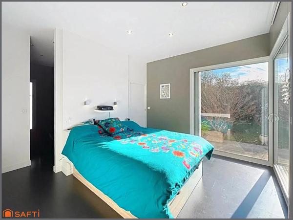 Magnifique maison rénovée et agrandie avec gout, 5 chambres, 3 sdb, terrasse, piscine et jardin clos.