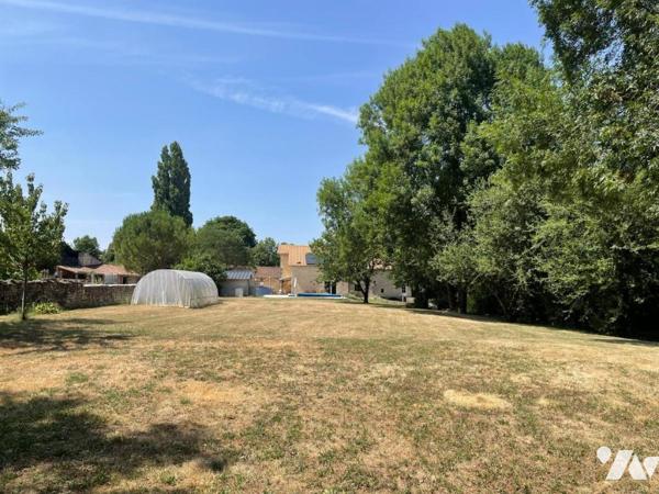 BIEN ATYPIQUE - RARE - MOULIN RENOVE - QUATRE CHAMBRES - 1 HECTARE - 265M² HABITABLES 