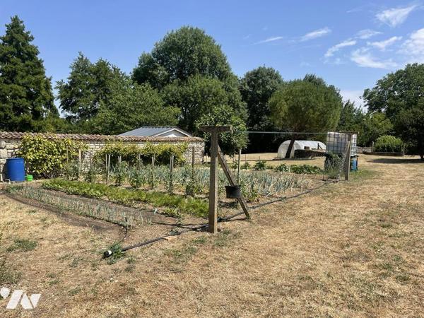 BIEN ATYPIQUE - RARE - MOULIN RENOVE - QUATRE CHAMBRES - 1 HECTARE - 265M² HABITABLES 