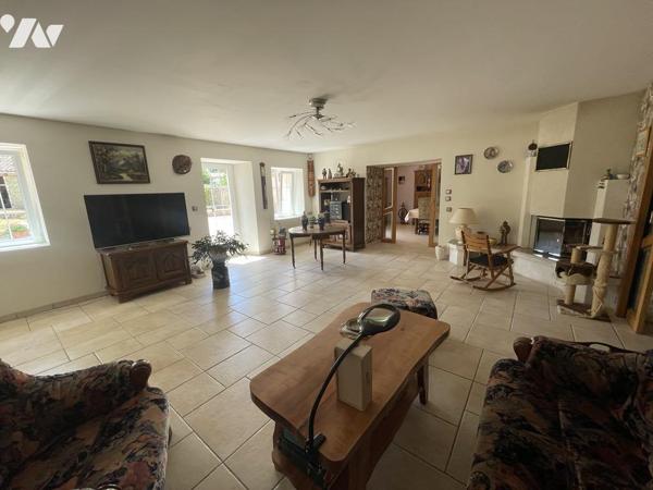 BIEN ATYPIQUE - RARE - MOULIN RENOVE - QUATRE CHAMBRES - 1 HECTARE - 265M² HABITABLES 