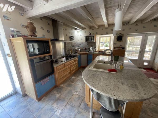 BIEN ATYPIQUE - RARE - MOULIN RENOVE - QUATRE CHAMBRES - 1 HECTARE - 265M² HABITABLES 