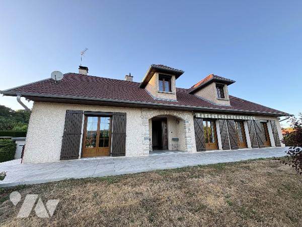 A 15 min de Besançon,  
MAISON 164m² + 300m² de surfaces annexes sur 5280m² de terrain constructible