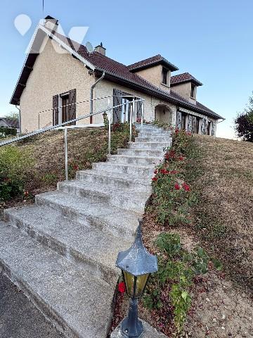 A 15 min de Besançon,  
MAISON 164m² + 300m² de surfaces annexes sur 5280m² de terrain constructible