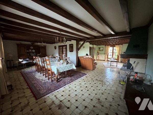 A 15 min de Besançon,  
MAISON 164m² + 300m² de surfaces annexes sur 5280m² de terrain constructible