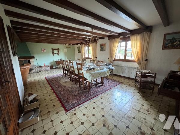 A 15 min de Besançon,  
MAISON 164m² + 300m² de surfaces annexes sur 5280m² de terrain constructible