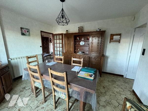 A 15 min de Besançon,  
MAISON 164m² + 300m² de surfaces annexes sur 5280m² de terrain constructible