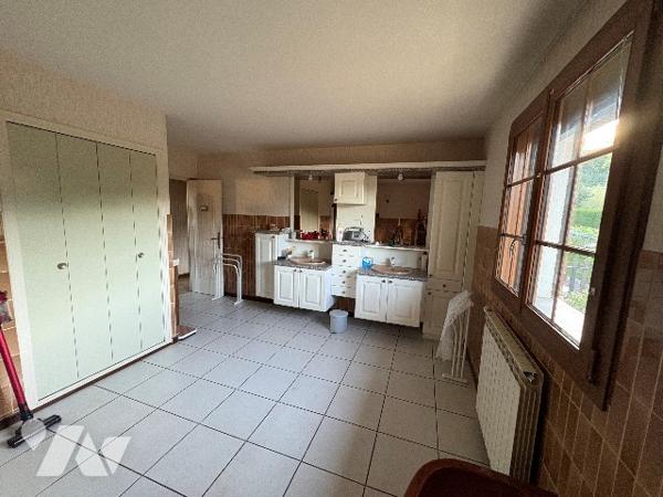 A 15 min de Besançon,  
MAISON 164m² + 300m² de surfaces annexes sur 5280m² de terrain constructible