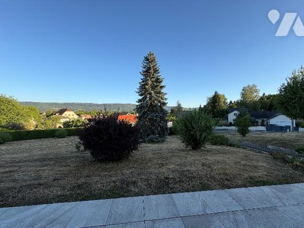 A 15 min de Besançon,  
MAISON 164m² + 300m² de surfaces annexes sur 5280m² de terrain constructible