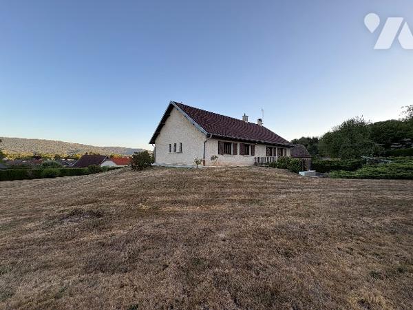 A 15 min de Besançon,  
MAISON 164m² + 300m² de surfaces annexes sur 5280m² de terrain constructible