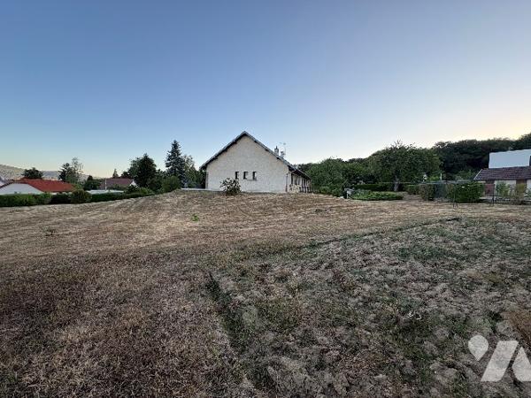 A 15 min de Besançon,  
MAISON 164m² + 300m² de surfaces annexes sur 5280m² de terrain constructible