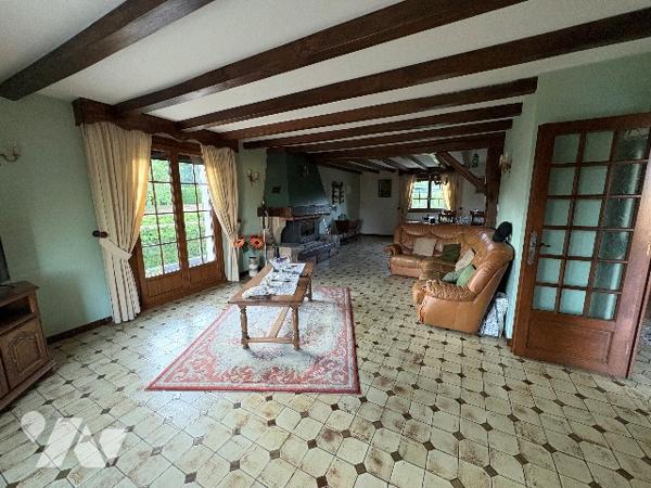 A 15 min de Besançon,  
MAISON 164m² + 300m² de surfaces annexes sur 5280m² de terrain constructible