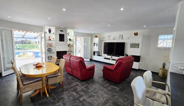 À vendre – Maison plein pied de 110 m² avec piscine, garage et dépendances, CESTAS (33)