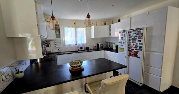 À vendre – Maison plein pied de 110 m² avec piscine, garage et dépendances, CESTAS (33)