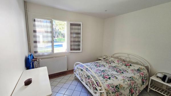 À vendre – Maison plein pied de 110 m² avec piscine, garage et dépendances, CESTAS (33)
