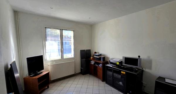 À vendre – Maison plein pied de 110 m² avec piscine, garage et dépendances, CESTAS (33)