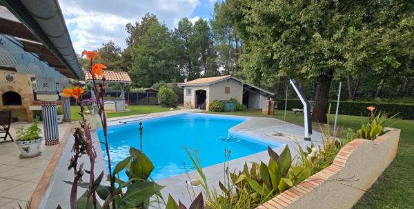 À vendre – Maison plein pied de 110 m² avec piscine, garage et dépendances, CESTAS (33)