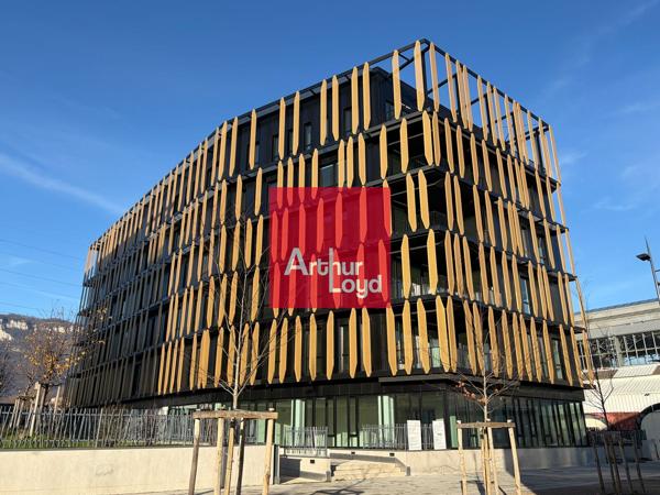 Bureaux neufs à vendre à Grenoble dans immeuble avec terrasses et parking
