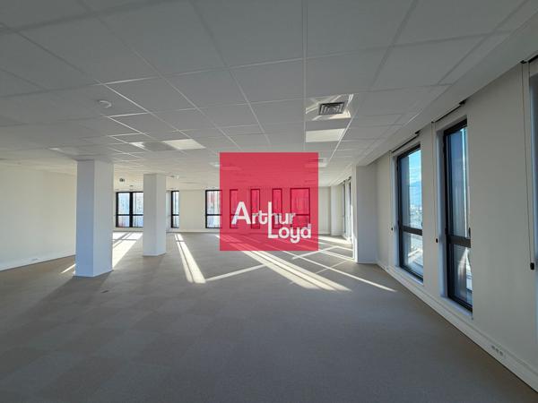 Bureaux neufs à vendre à Grenoble dans immeuble avec terrasses et parking