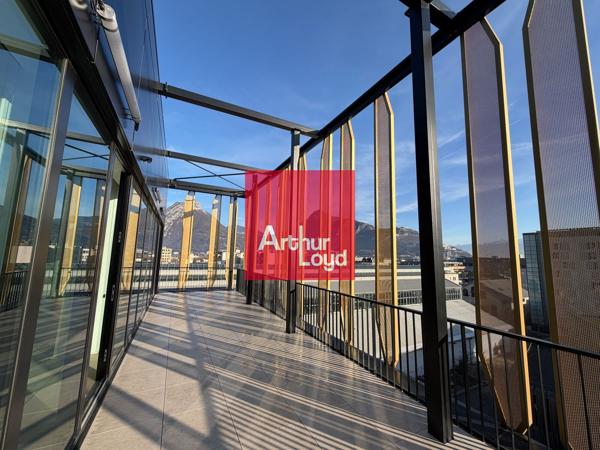 Bureaux neufs à vendre à Grenoble dans immeuble avec terrasses et parking