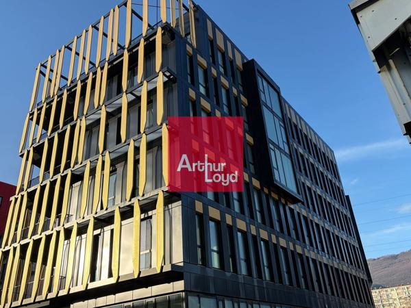 Bureaux neufs à vendre à Grenoble dans immeuble avec terrasses et parking