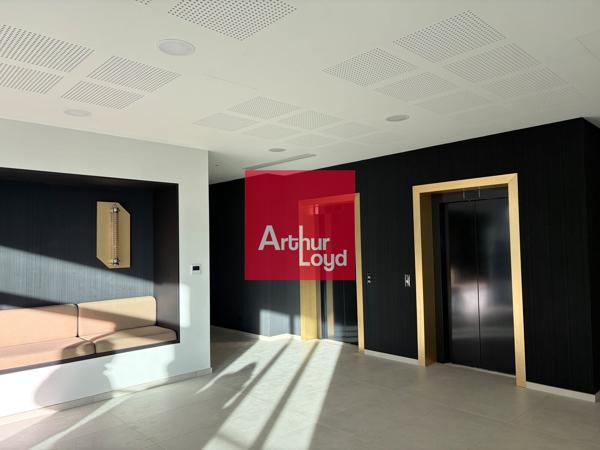 Bureaux neufs à vendre à Grenoble dans immeuble avec terrasses et parking