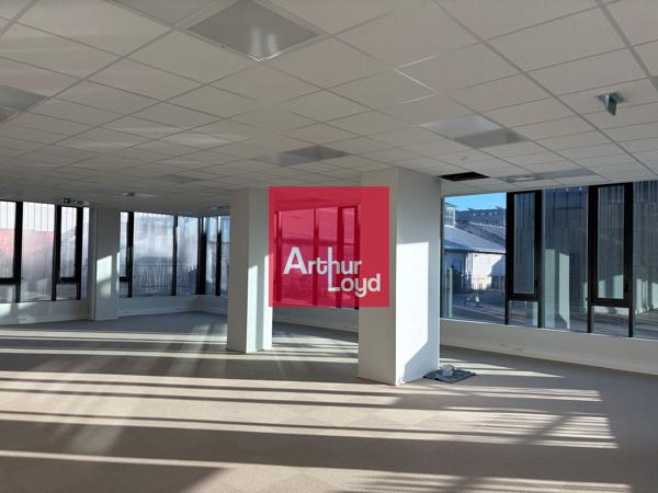 Bureaux neufs à vendre à Grenoble dans immeuble avec terrasses et parking