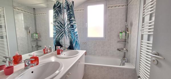 Maison de ville récente 3 CH à vendre à Bourg-en-Bresse - Confort et emplacement idéal