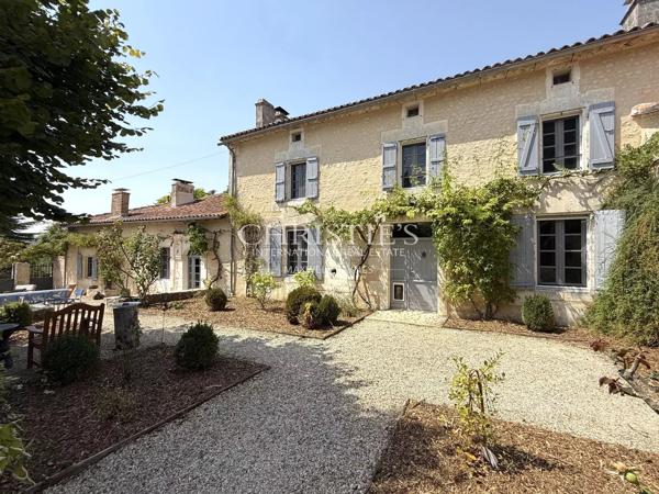 Une propriété de caractère face au château de Villebois-Lavalette — calme, authenticité et vues à couper le souffle