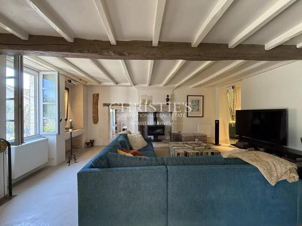 Une propriété de caractère face au château de Villebois-Lavalette — calme, authenticité et vues à couper le souffle