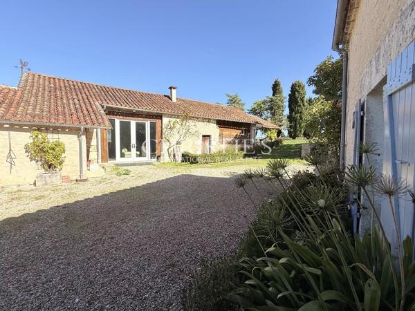 Une propriété de caractère face au château de Villebois-Lavalette — calme, authenticité et vues à couper le souffle