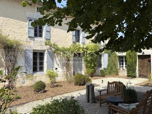 Une propriété de caractère face au château de Villebois-Lavalette — calme, authenticité et vues à couper le souffle
