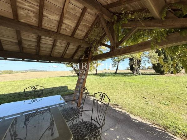 Une propriété de caractère face au château de Villebois-Lavalette — calme, authenticité et vues à couper le souffle