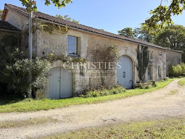 Une propriété de caractère face au château de Villebois-Lavalette — calme, authenticité et vues à couper le souffle