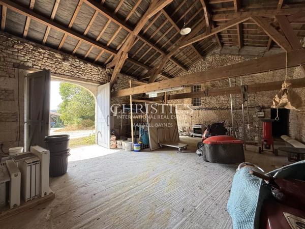 Une propriété de caractère face au château de Villebois-Lavalette — calme, authenticité et vues à couper le souffle