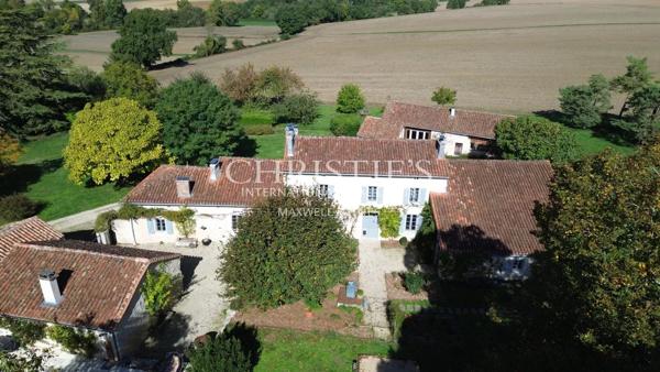 Une propriété de caractère face au château de Villebois-Lavalette — calme, authenticité et vues à couper le souffle