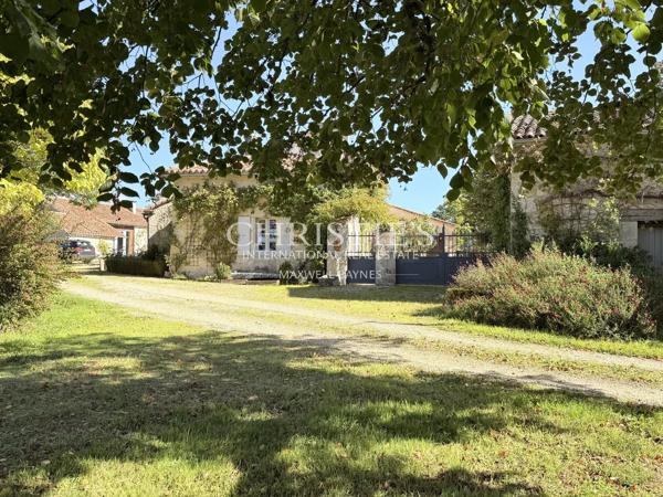 Une propriété de caractère face au château de Villebois-Lavalette — calme, authenticité et vues à couper le souffle