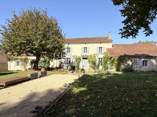 Une propriété de caractère face au château de Villebois-Lavalette — calme, authenticité et vues à couper le souffle