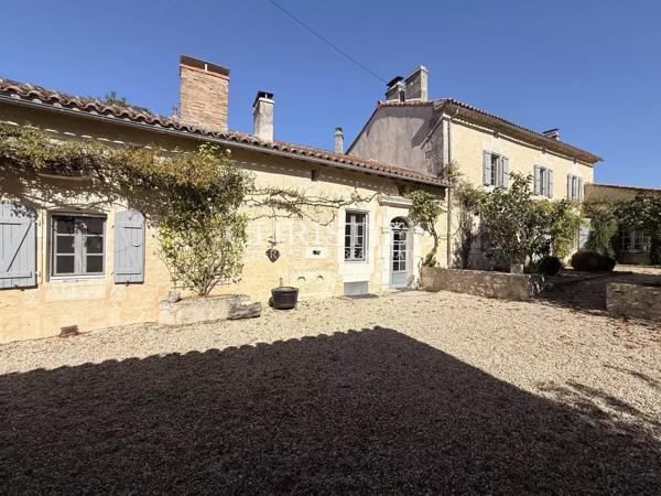 Une propriété de caractère face au château de Villebois-Lavalette — calme, authenticité et vues à couper le souffle