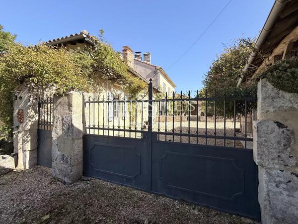 Une propriété de caractère face au château de Villebois-Lavalette — calme, authenticité et vues à couper le souffle