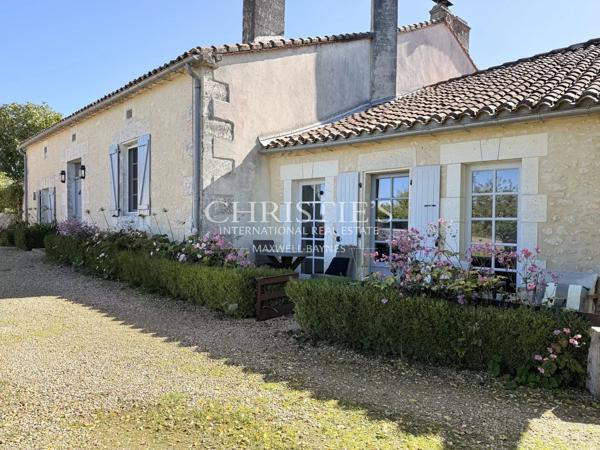 Une propriété de caractère face au château de Villebois-Lavalette — calme, authenticité et vues à couper le souffle