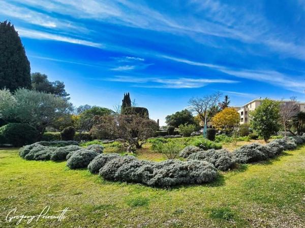 Grand balcon sur jardin + loggia pour ce T3 à Six-Fours-les-Plages