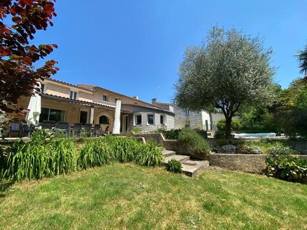Maison charentaise 8 pièces, 5 chambres Saintes Saintes (17100)