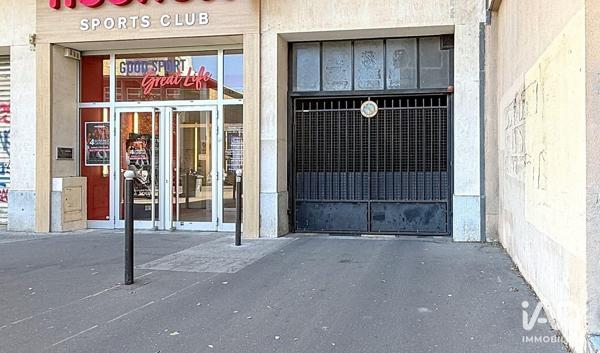 Parking à vendre 2 020 m² Paris 20