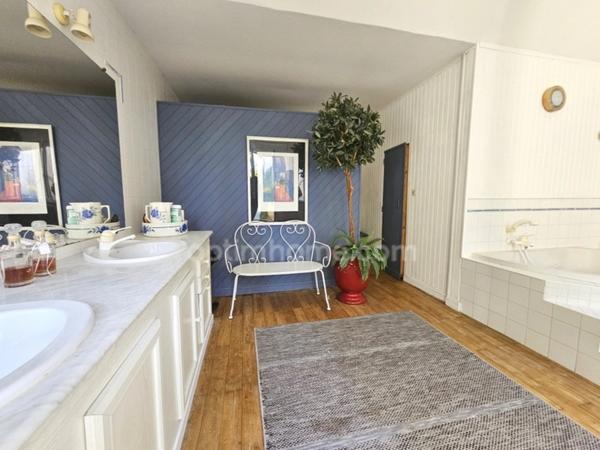 Coup de cœur à Nersac — Demeure de charme de 244 m² et 5 chambres, aux prestations haut de gamme. 10 pièces NERSAC (16)