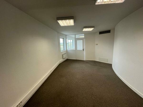 BUREAU A LOUER TOUTES PRESTATIONS INCLUSES DES 44 M² - TECHNOPOLE FUTUROSCOPE