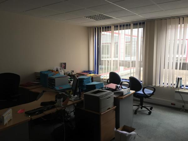 Bureaux à louer au Pecq à proximité du RER A dans parc d'activités