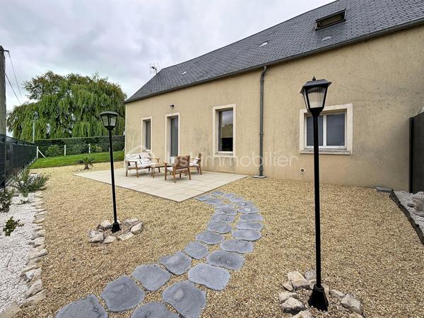 Nous vous proposons cette maison individuelle de 5 pièces située sur la commune recherchée de Bayeux comprenant 1 séjour double, une cuisine équipée, un bureau, une salle d'eau, une buanderie et un WC. 
L'étage se compose de deux chambres en enfilade et d'une troisième chambre avec la possibilité de créer un coin dressing.
Son jardin de 699 m2 sans vis a vis vous donne la de nombreuses opportunités d'aménagement.
Pas de travaux a prévoir pour cette maison individuelle, rare sur le secteur et une visite s'impose.