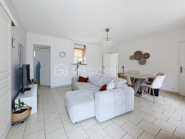 Nous vous proposons cette maison individuelle de 5 pièces située sur la commune recherchée de Bayeux comprenant 1 séjour double, une cuisine équipée, un bureau, une salle d'eau, une buanderie et un WC. 
L'étage se compose de deux chambres en enfilade et d'une troisième chambre avec la possibilité de créer un coin dressing.
Son jardin de 699 m2 sans vis a vis vous donne la de nombreuses opportunités d'aménagement.
Pas de travaux a prévoir pour cette maison individuelle, rare sur le secteur et une visite s'impose.